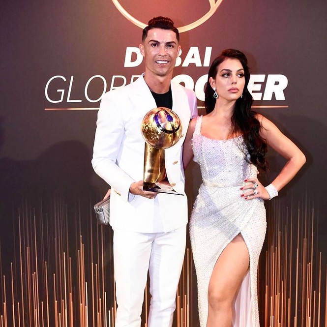 Bạn gái gợi cảm cùng Ronaldo đi nhận giải Cầu thủ hay nhất 2019 - ảnh 3