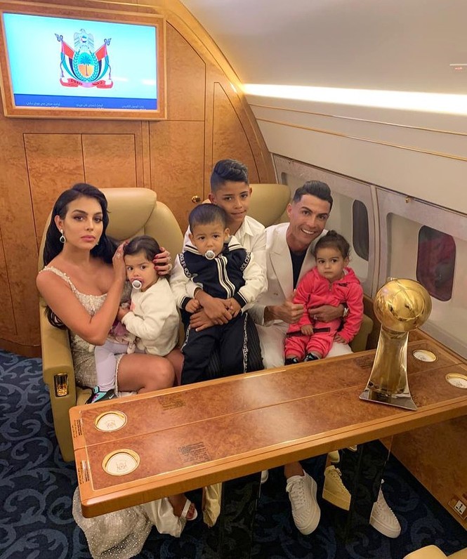 Bạn gái gợi cảm cùng Ronaldo đi nhận giải Cầu thủ hay nhất 2019 - ảnh 7