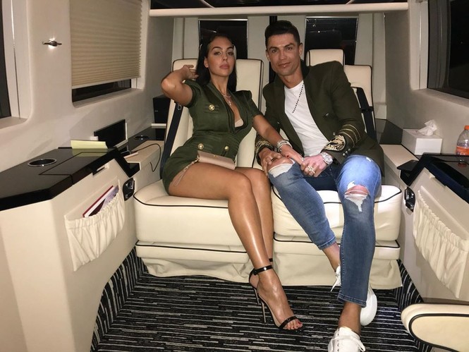 Bạn gái gợi cảm cùng Ronaldo đi nhận giải Cầu thủ hay nhất 2019 - ảnh 8