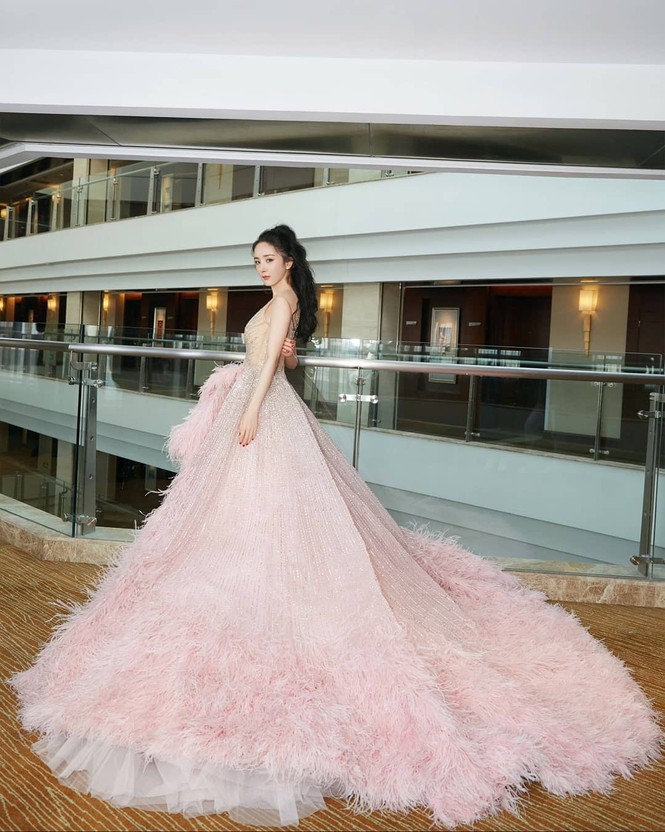 Dương Mịch cực xinh trong gala mừng xuân, trổ tài 'bắn rap thần sầu' - ảnh 13