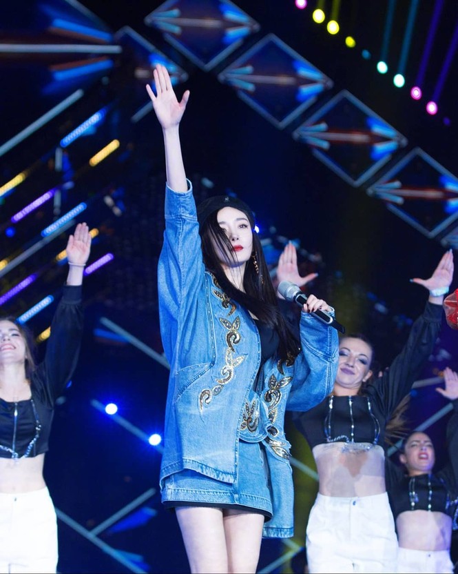 Dương Mịch cực xinh trong gala mừng xuân, trổ tài 'bắn rap thần sầu' - ảnh 1