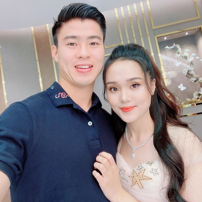 Cầu thủ Duy Mạnh cầu hôn bạn gái trên phố đi bộ ngày đầu năm mới - ảnh 6