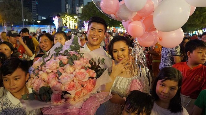 Cầu thủ Duy Mạnh cầu hôn bạn gái trên phố đi bộ ngày đầu năm mới - ảnh 1