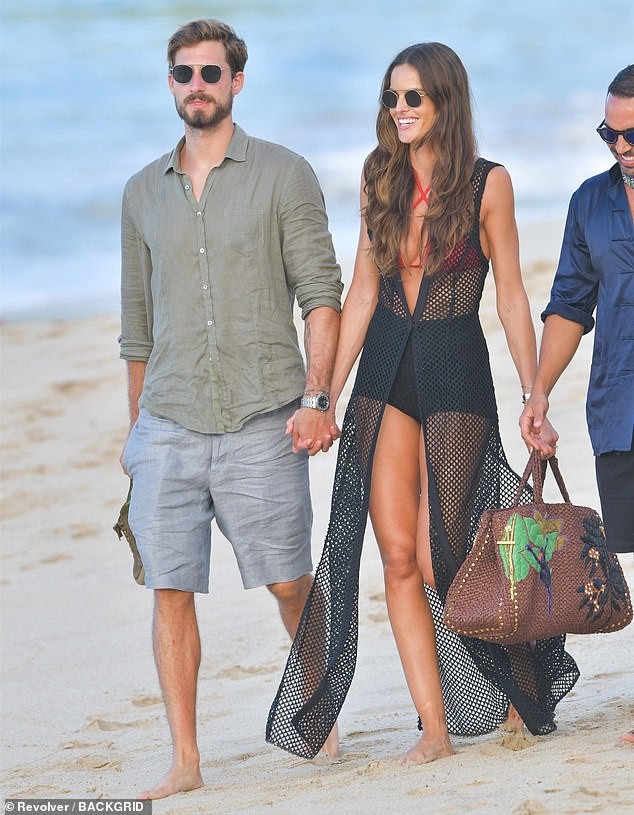 Siêu mẫu Samba Izabel Goulart mặn nồng bên hôn phu kém 6 tuổi - ảnh 1