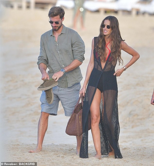 Siêu mẫu Samba Izabel Goulart mặn nồng bên hôn phu kém 6 tuổi - ảnh 2