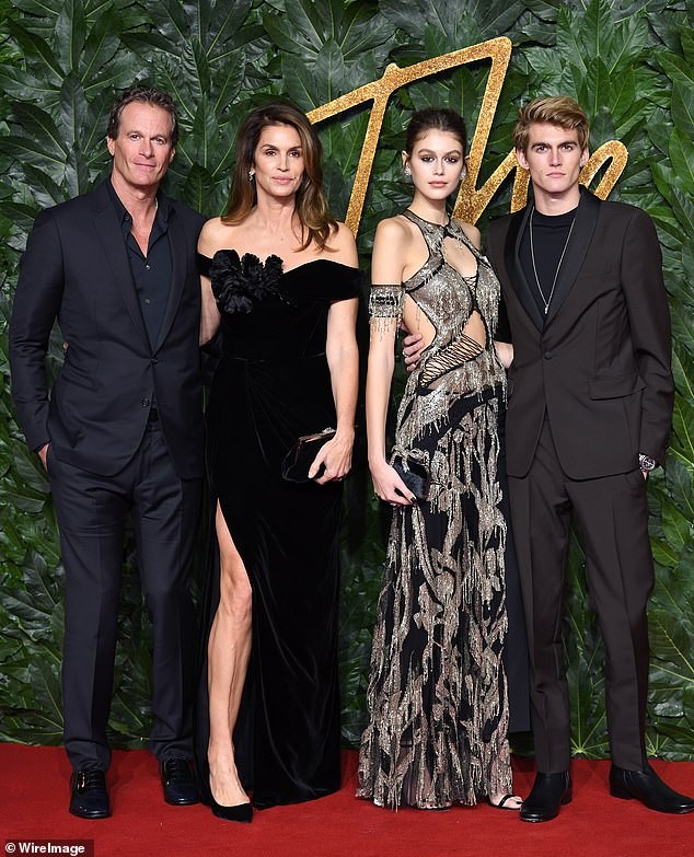 Con gái 18 tuổi của Cindy Crawford 'thả rông ngực' với váy khoét sâu - ảnh 6