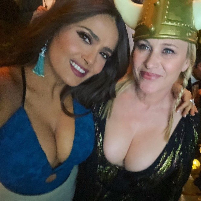 Mỹ nhân 'ngực khủng' Salma Hayek nổi bật trên thảm đỏ Quả Cầu Vàng - ảnh 6