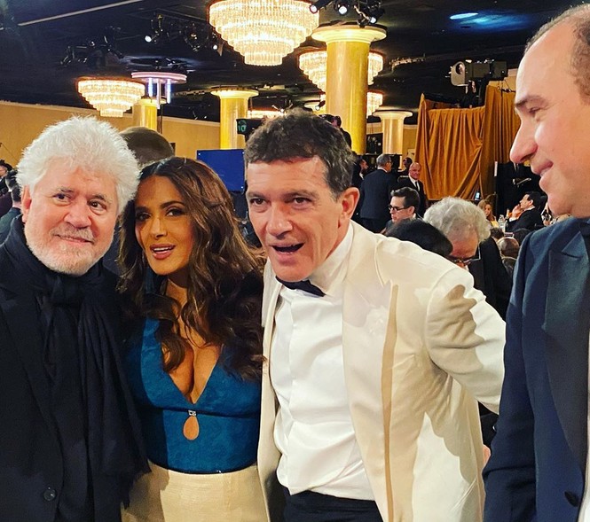 Mỹ nhân 'ngực khủng' Salma Hayek nổi bật trên thảm đỏ Quả Cầu Vàng - ảnh 7