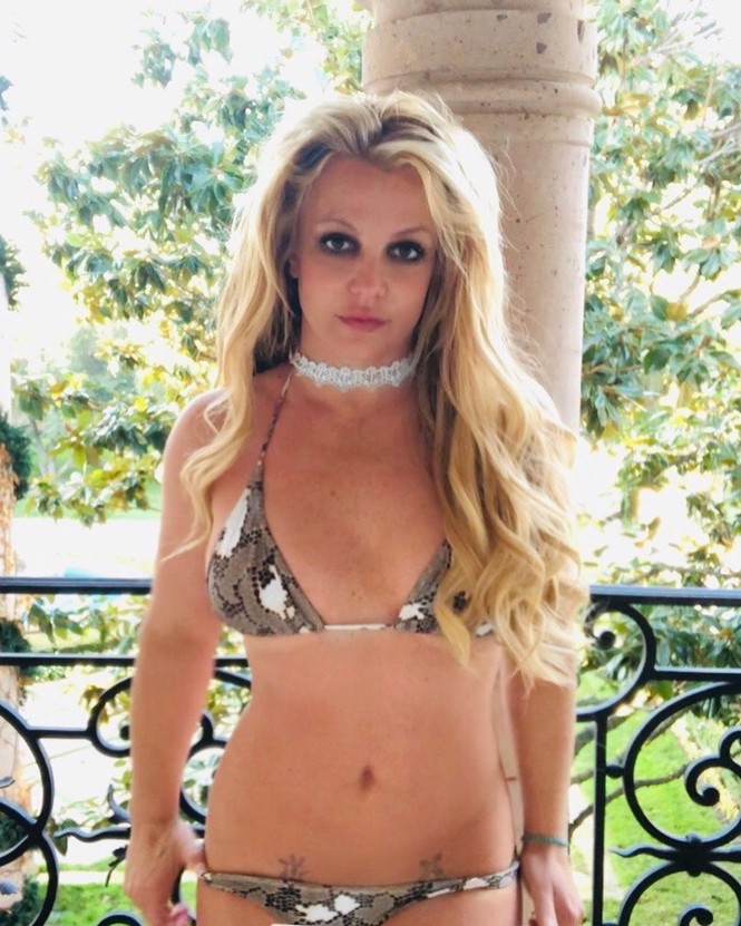 'Công chúa nhạc pop' U40 Britney Spears tung ảnh bikini nhỏ xíu - ảnh 1