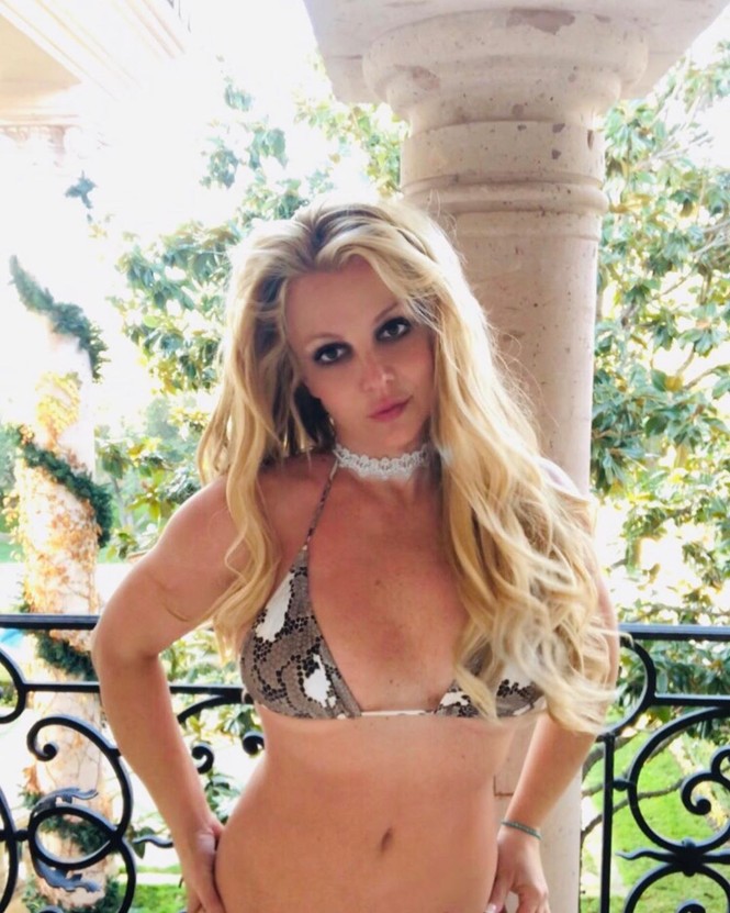 'Công chúa nhạc pop' U40 Britney Spears tung ảnh bikini nhỏ xíu - ảnh 2
