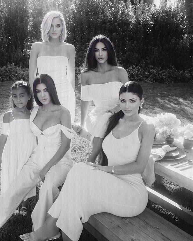 Kylie Jenner chuộng mặc bó sát tôn ba vòng bốc lửa - ảnh 19