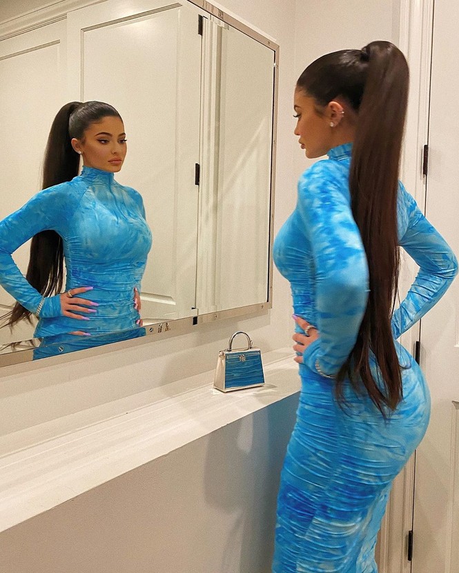 Kylie Jenner chuộng mặc bó sát tôn ba vòng bốc lửa - ảnh 2
