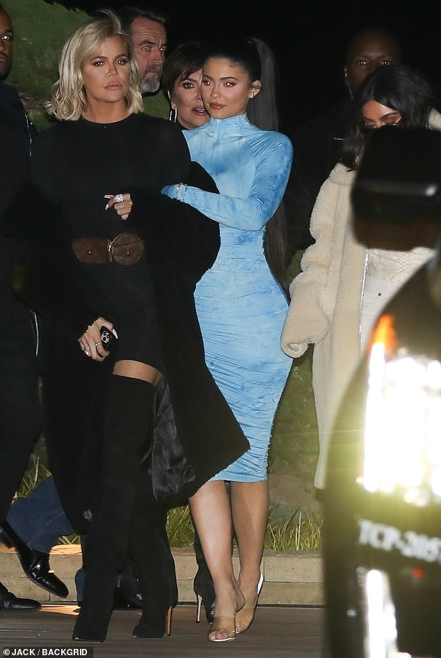 Kylie Jenner chuộng mặc bó sát tôn ba vòng bốc lửa - ảnh 4