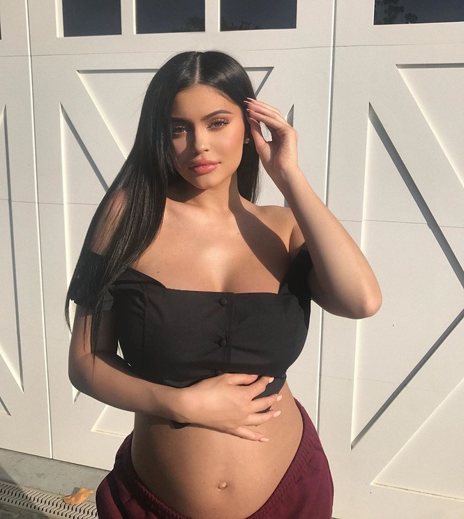 Kylie Jenner chuộng mặc bó sát tôn ba vòng bốc lửa - ảnh 20