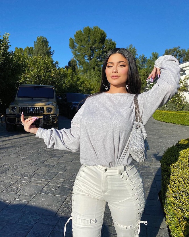 Kylie Jenner chuộng mặc bó sát tôn ba vòng bốc lửa - ảnh 8