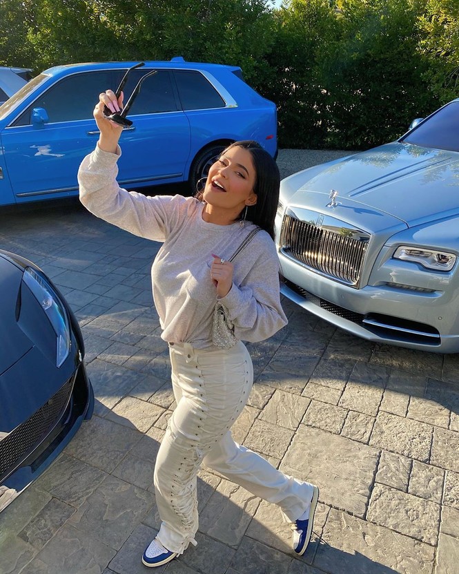 Kylie Jenner chuộng mặc bó sát tôn ba vòng bốc lửa - ảnh 9