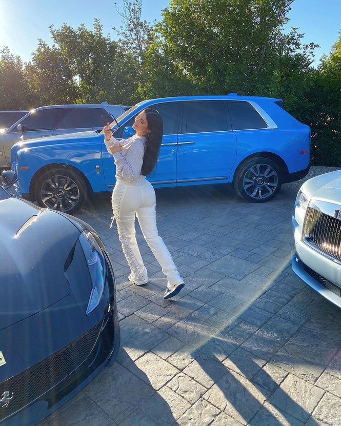 Kylie Jenner chuộng mặc bó sát tôn ba vòng bốc lửa - ảnh 10