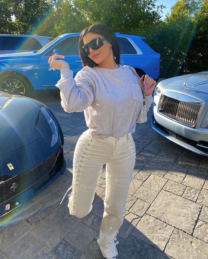 Kylie Jenner chuộng mặc bó sát tôn ba vòng bốc lửa - ảnh 11