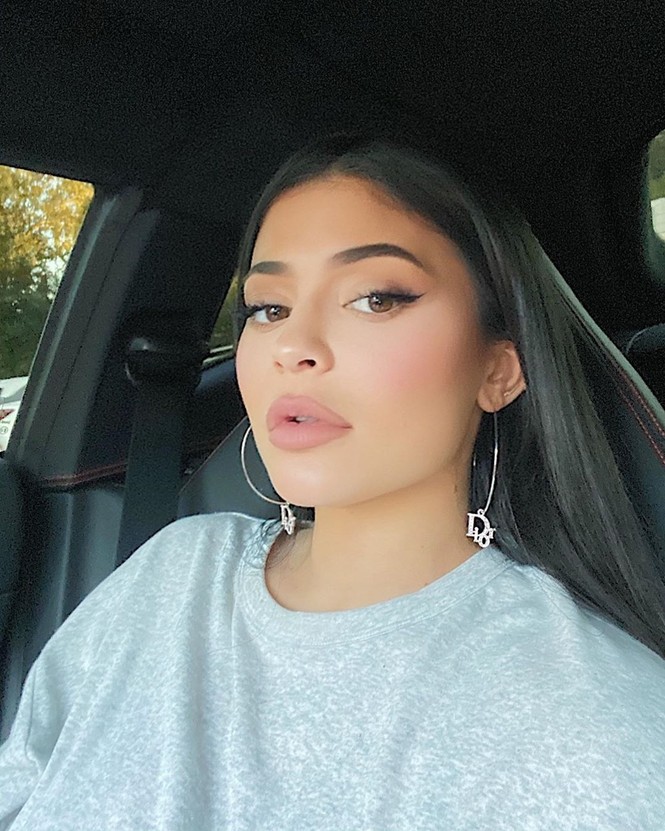 Kylie Jenner chuộng mặc bó sát tôn ba vòng bốc lửa - ảnh 12