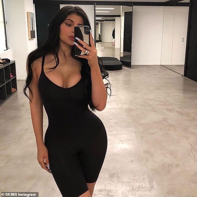 Kylie Jenner diện nội y tạo dáng bốc lửa với dây thừng quanh thân - ảnh 5