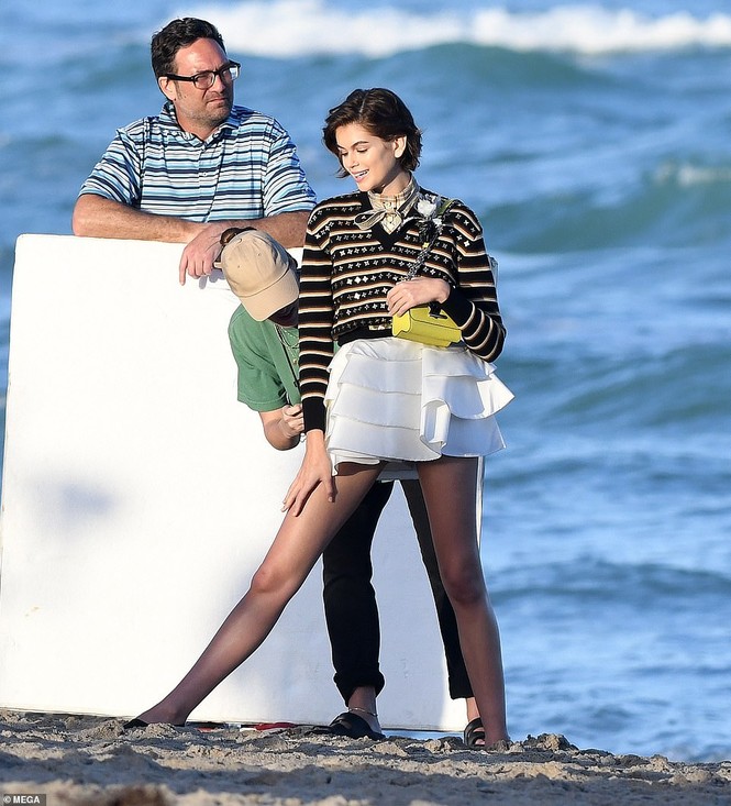 Con gái 18 tuổi của Cindy Crawford thả dáng tuyệt đẹp với bikini - ảnh 9