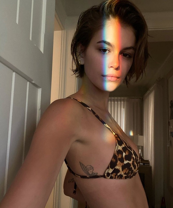 Con gái 18 tuổi của Cindy Crawford thả dáng tuyệt đẹp với bikini - ảnh 1