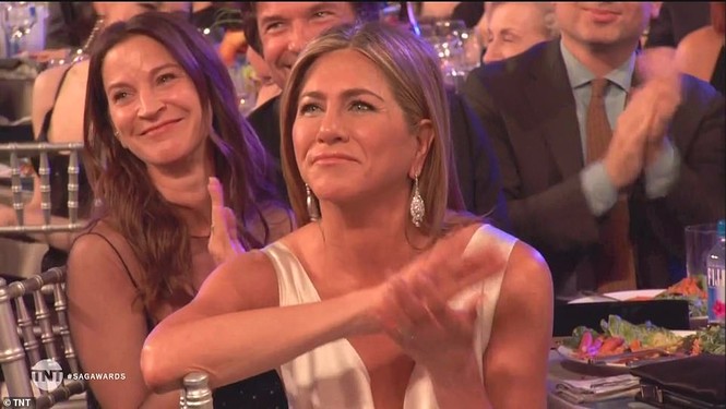 Jennifer Aniston 'quên' nội y, mừng rỡ ôm chồng cũ Brad Pitt - ảnh 9
