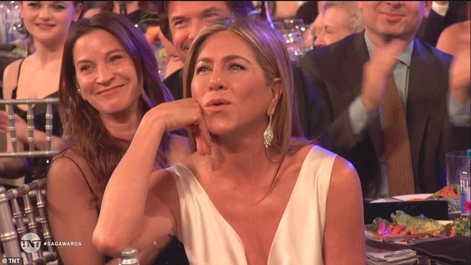 Jennifer Aniston 'quên' nội y, mừng rỡ ôm chồng cũ Brad Pitt - ảnh 8