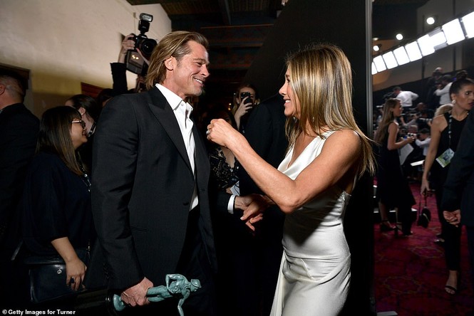 Jennifer Aniston 'quên' nội y, mừng rỡ ôm chồng cũ Brad Pitt - ảnh 1