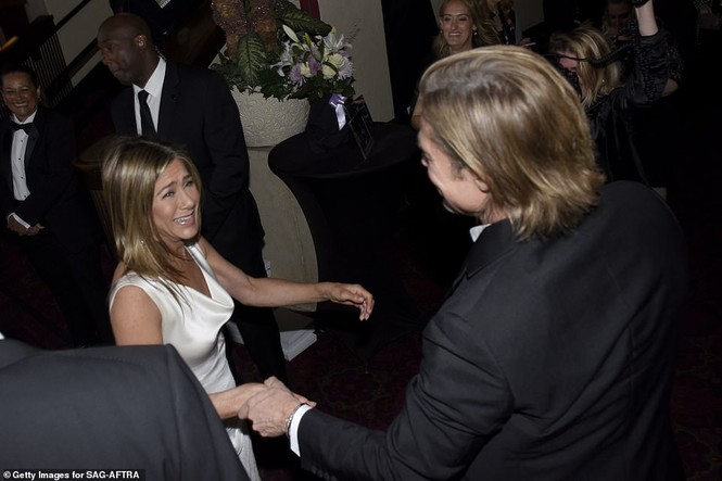 Jennifer Aniston 'quên' nội y, mừng rỡ ôm chồng cũ Brad Pitt - ảnh 2
