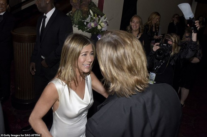 Jennifer Aniston 'quên' nội y, mừng rỡ ôm chồng cũ Brad Pitt - ảnh 3