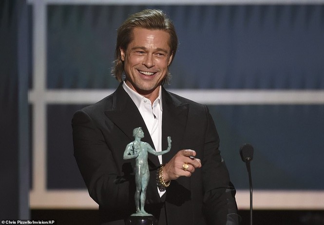 Jennifer Aniston 'quên' nội y, mừng rỡ ôm chồng cũ Brad Pitt - ảnh 7