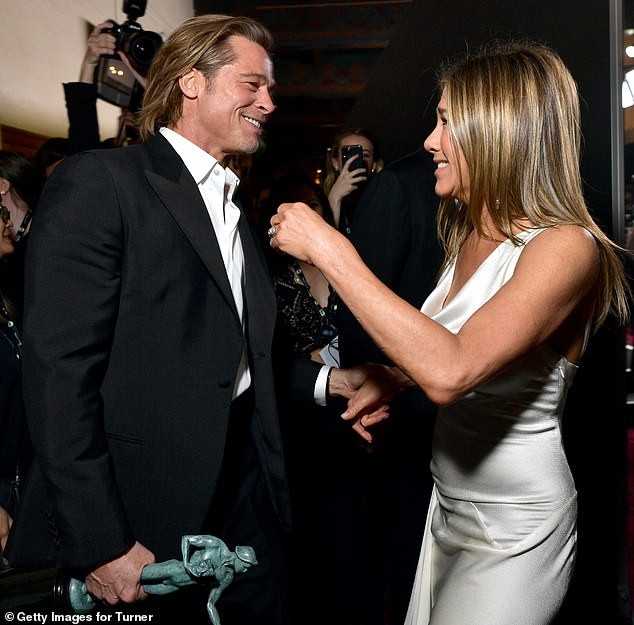 Jennifer Aniston 'quên' nội y, mừng rỡ ôm chồng cũ Brad Pitt - ảnh 6
