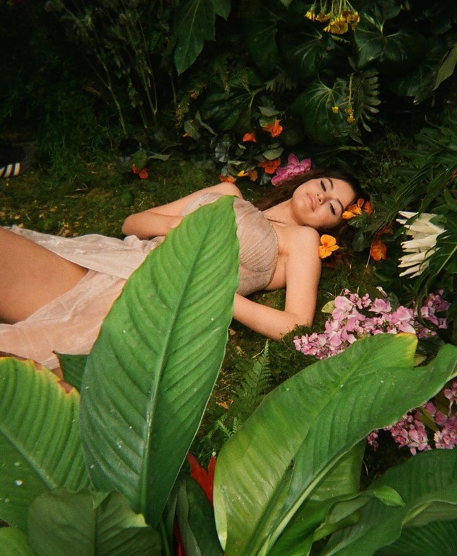 Selena Gomez ngày càng nóng bỏng với thần thái 'gây mê' - ảnh 4