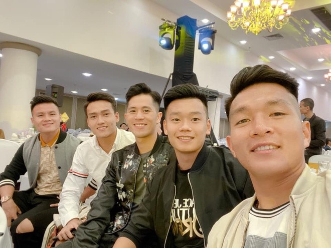Trường 'Híp' leo núi, Quang Hải và dàn cầu thủ rộn ràng đón Tết - ảnh 2