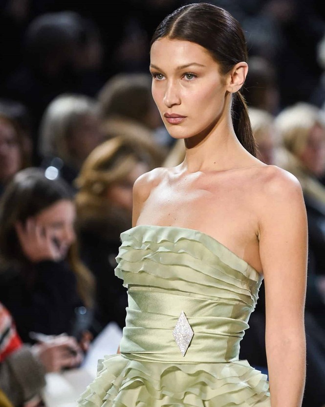 Bella Hadid 'thả rộng vòng 1' táo bạo trên sàn diễn - ảnh 8