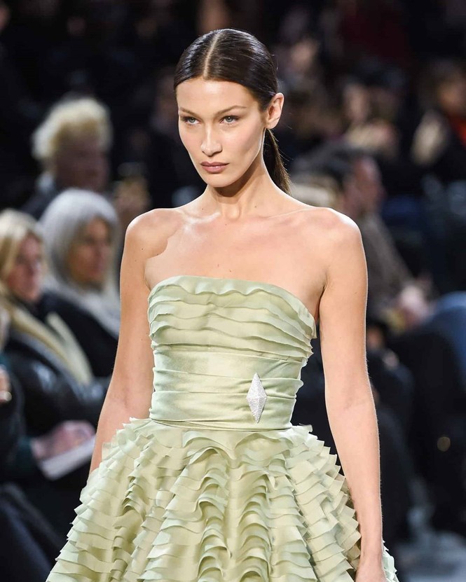 Bella Hadid 'thả rộng vòng 1' táo bạo trên sàn diễn - ảnh 9