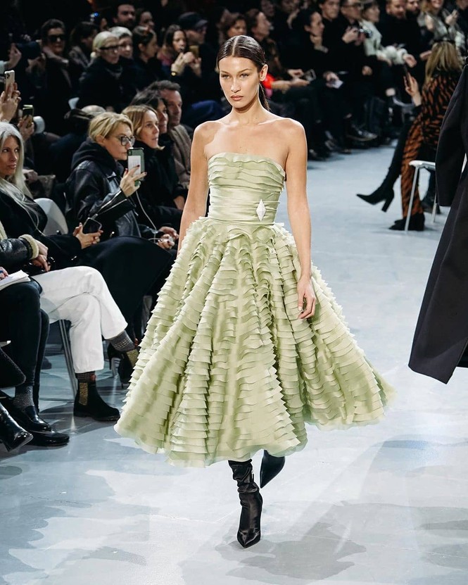 Bella Hadid 'thả rộng vòng 1' táo bạo trên sàn diễn - ảnh 10