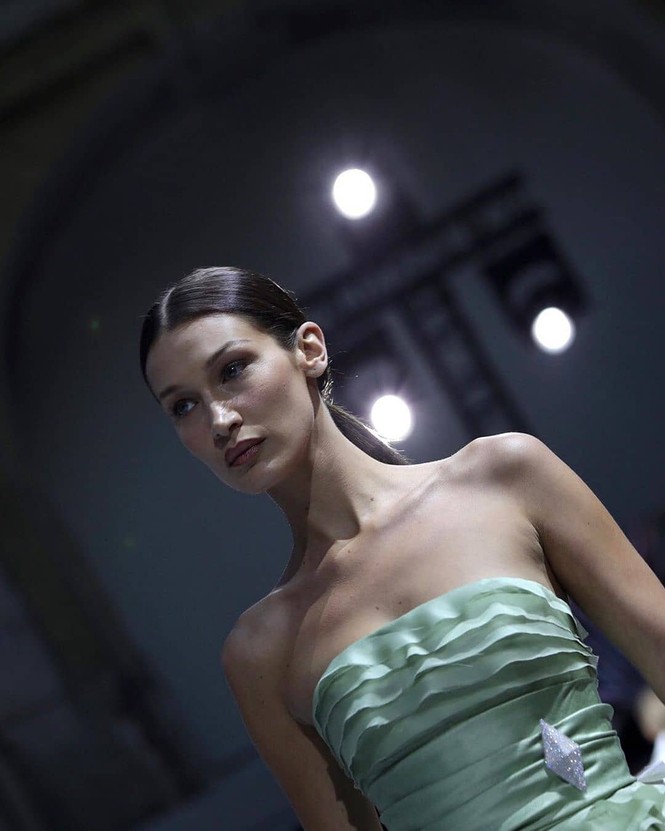 Bella Hadid 'thả rộng vòng 1' táo bạo trên sàn diễn - ảnh 11