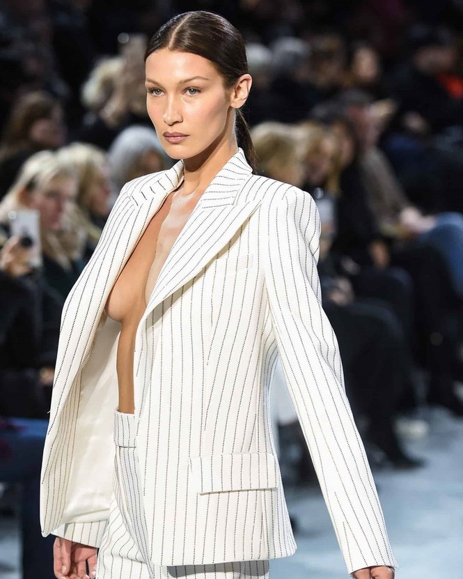 Bella Hadid 'thả rộng vòng 1' táo bạo trên sàn diễn - ảnh 5