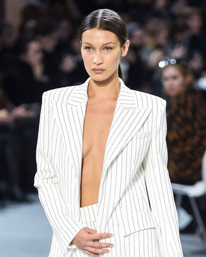 Bella Hadid 'thả rộng vòng 1' táo bạo trên sàn diễn - ảnh 3