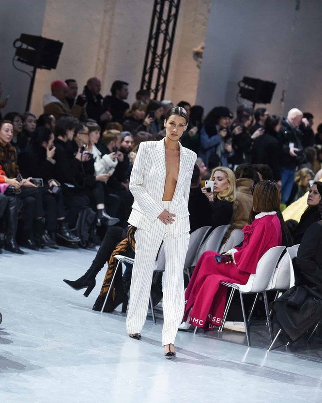 Bella Hadid 'thả rộng vòng 1' táo bạo trên sàn diễn - ảnh 7