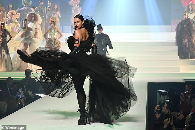 Irina Shayk diện váy siêu ngắn ôm sát đường cong tuyệt mỹ - ảnh 6