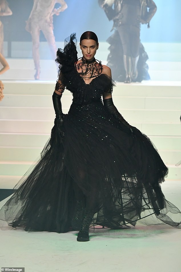 Irina Shayk diện váy siêu ngắn ôm sát đường cong tuyệt mỹ - ảnh 7