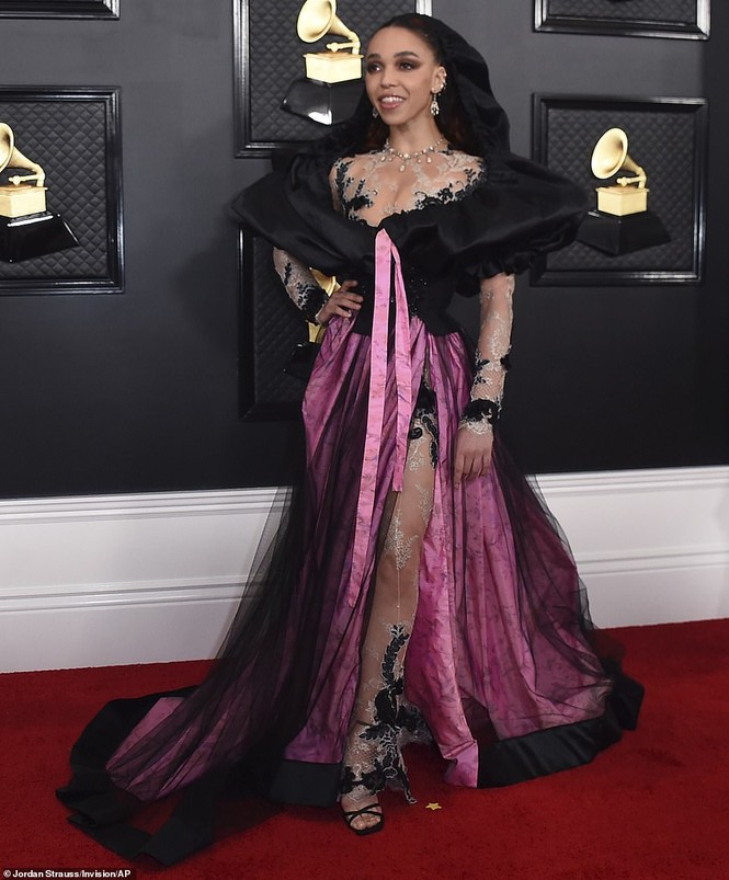 Nam ca sĩ lộ vòng 3, mặc kỳ dị lăn lê uốn éo trên thảm đỏ Grammy lần thứ 62 - ảnh 6