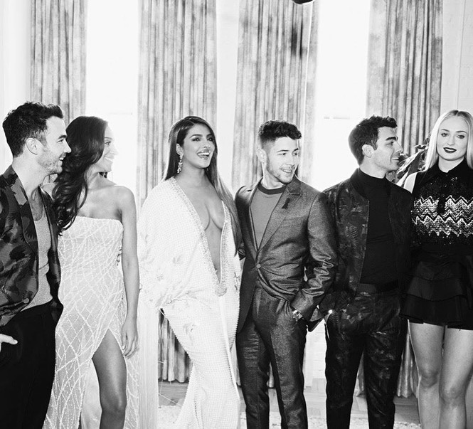 Hoa hậu thế giới Priyanka Chopra váy xẻ sâu bất tận, tình tứ bên chồng - ảnh 3