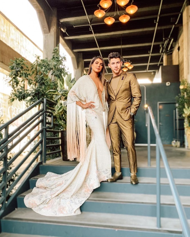 Hoa hậu thế giới Priyanka Chopra váy xẻ sâu bất tận, tình tứ bên chồng - ảnh 4
