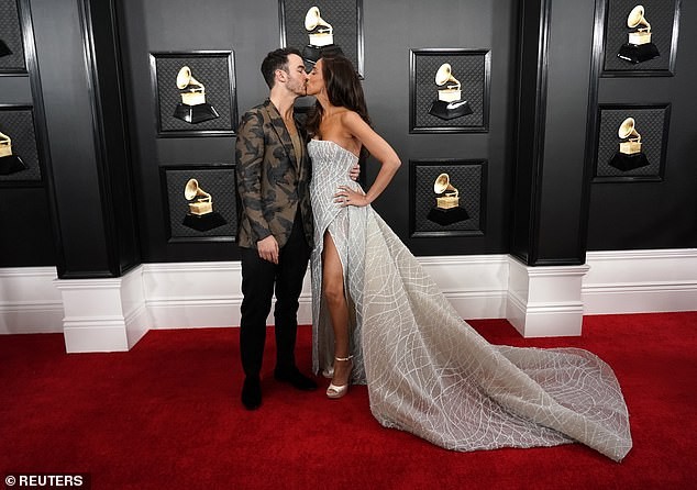 Hoa hậu thế giới Priyanka Chopra váy xẻ sâu bất tận, tình tứ bên chồng - ảnh 9