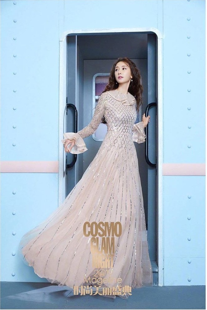 Lâm Chí Linh mặc áo xẻ ngực gợi cảm cùng chồng trẻ dự Grammy - ảnh 3