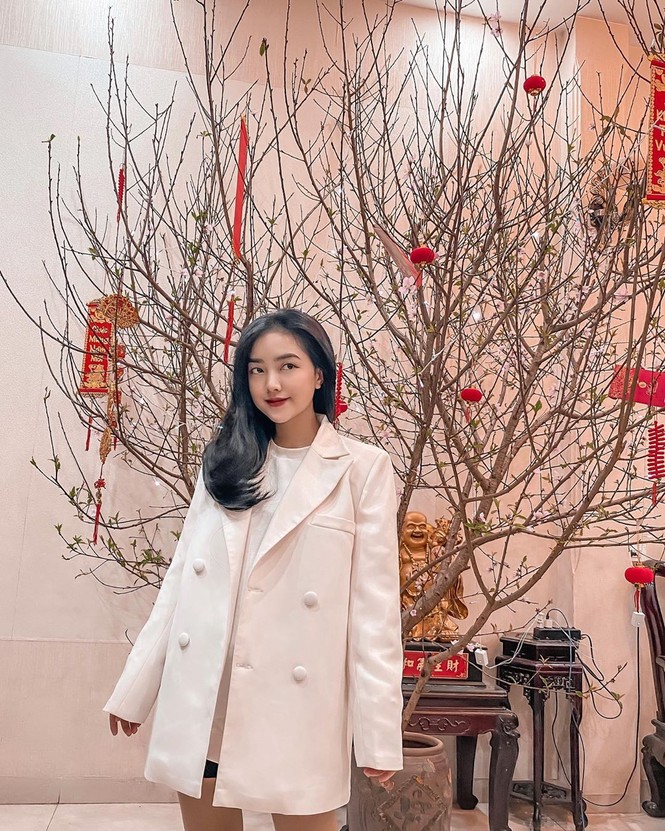 Bạn gái Đức Chinh xinh đẹp đón Tết, Hòa Minzy gợi cảm đầu xuân - ảnh 1